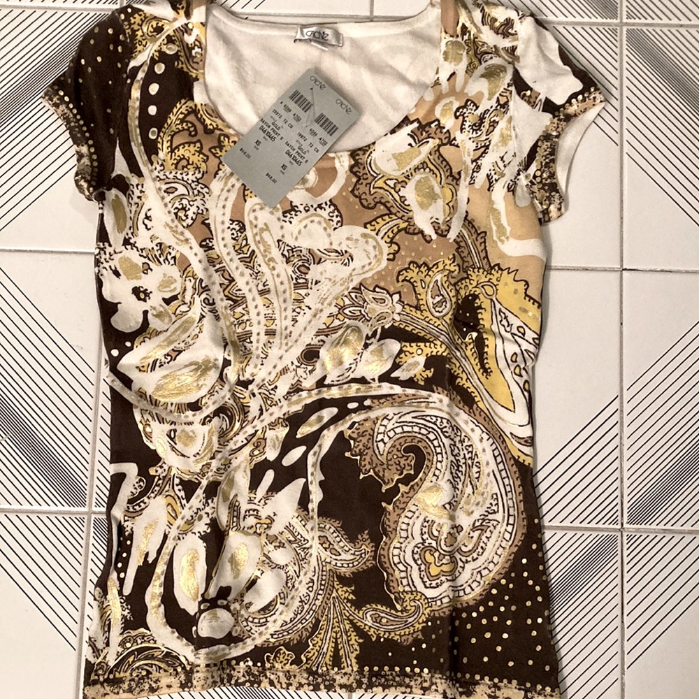 Gold rayon print shirt. Stretchy with cap sleeves.Super comfy